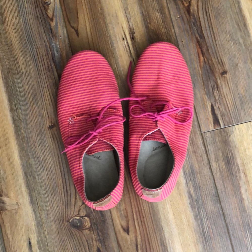 Sanuk tie shoes for women.  Size 9.  Purple and orange stripes.  Fun!
